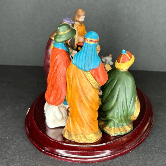 Scott's Porcelain 11 piece Nativity Christmas set with wood base. - Picture 5 of 16